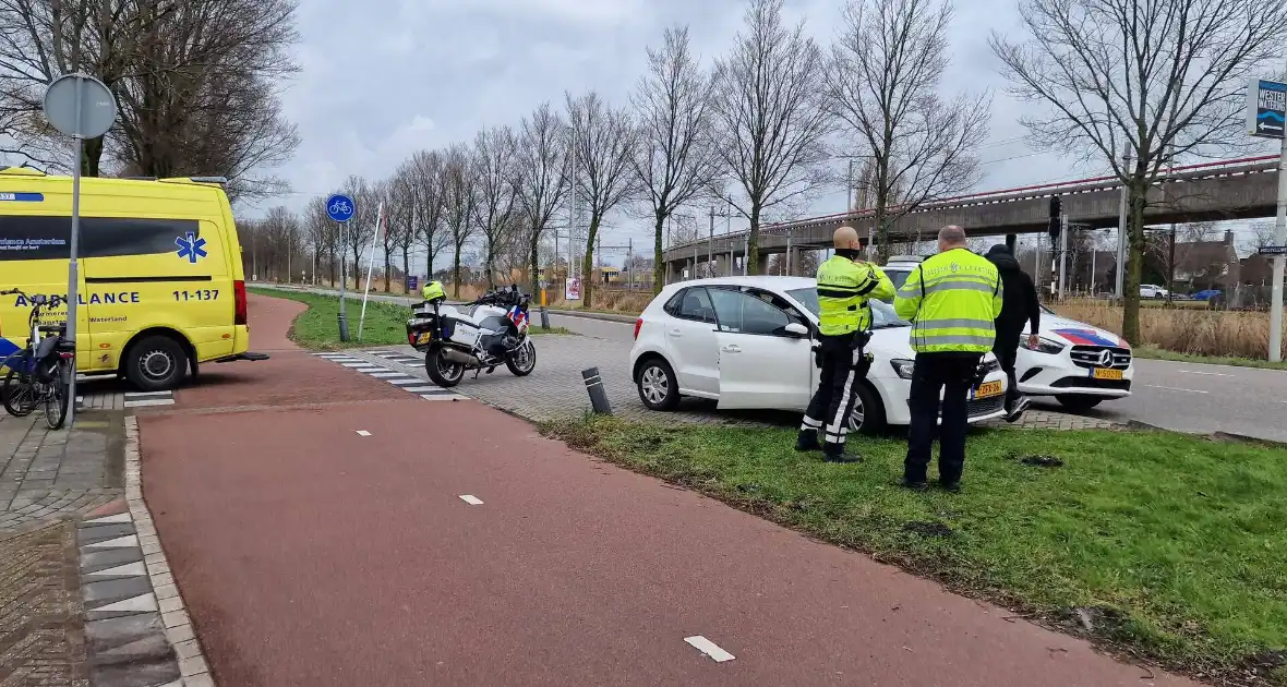 Fietser belandt op voorruit van auto bij botsing - Foto 3