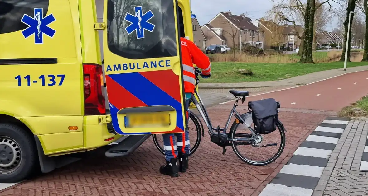 Fietser belandt op voorruit van auto bij botsing - Foto 4