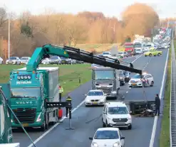 Vrachtwagen verliest twee heftrucks uit aanhanger