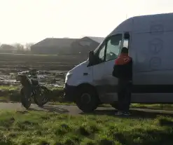 Schakelbrommer en bestelbus met elkaar in botsing