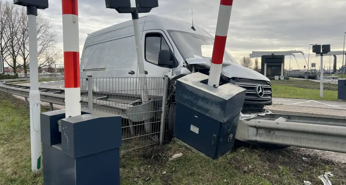 Bestelbus rijdt slagboom eruit