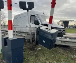 Bestelbus rijdt slagboom eruit