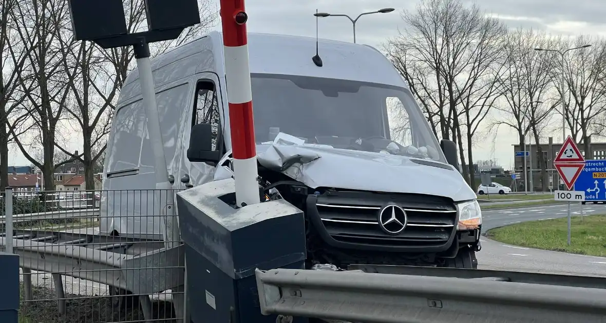 Bestelbus rijdt slagboom eruit - Foto 1