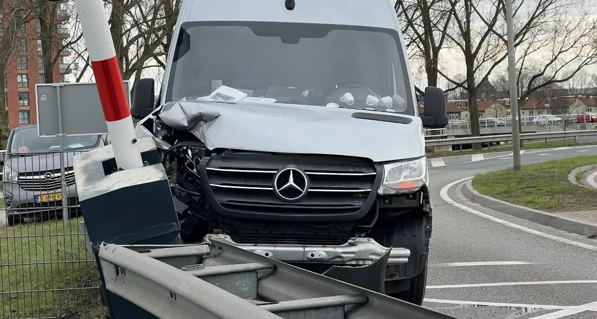 Bestelbus rijdt slagboom eruit - Foto 2