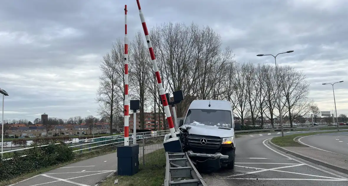 Bestelbus rijdt slagboom eruit - Foto 3