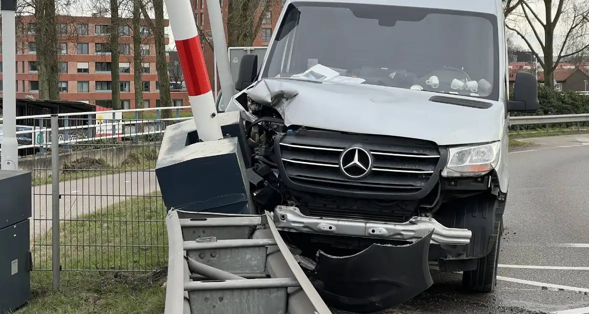 Bestelbus rijdt slagboom eruit - Foto 4