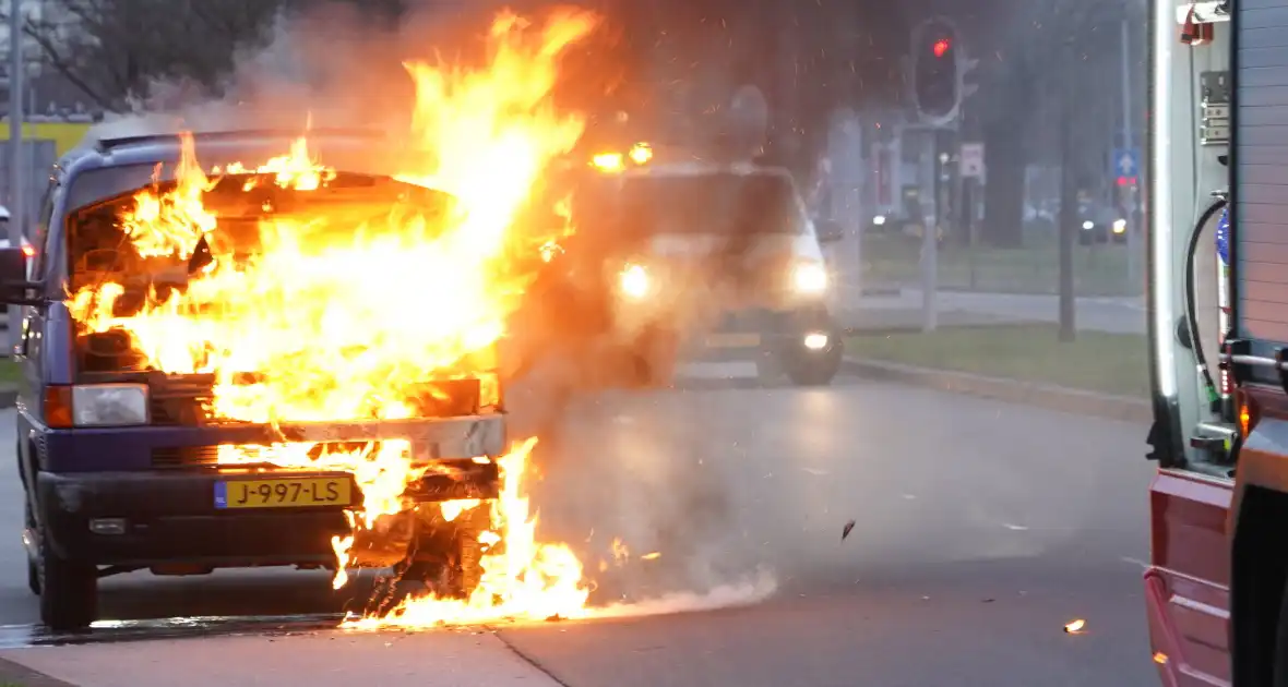 Bestelbus grotendeels uitgebrand