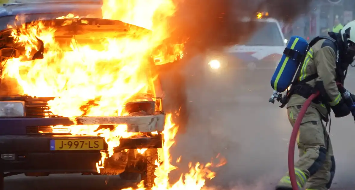 Bestelbus grotendeels uitgebrand - Foto 1