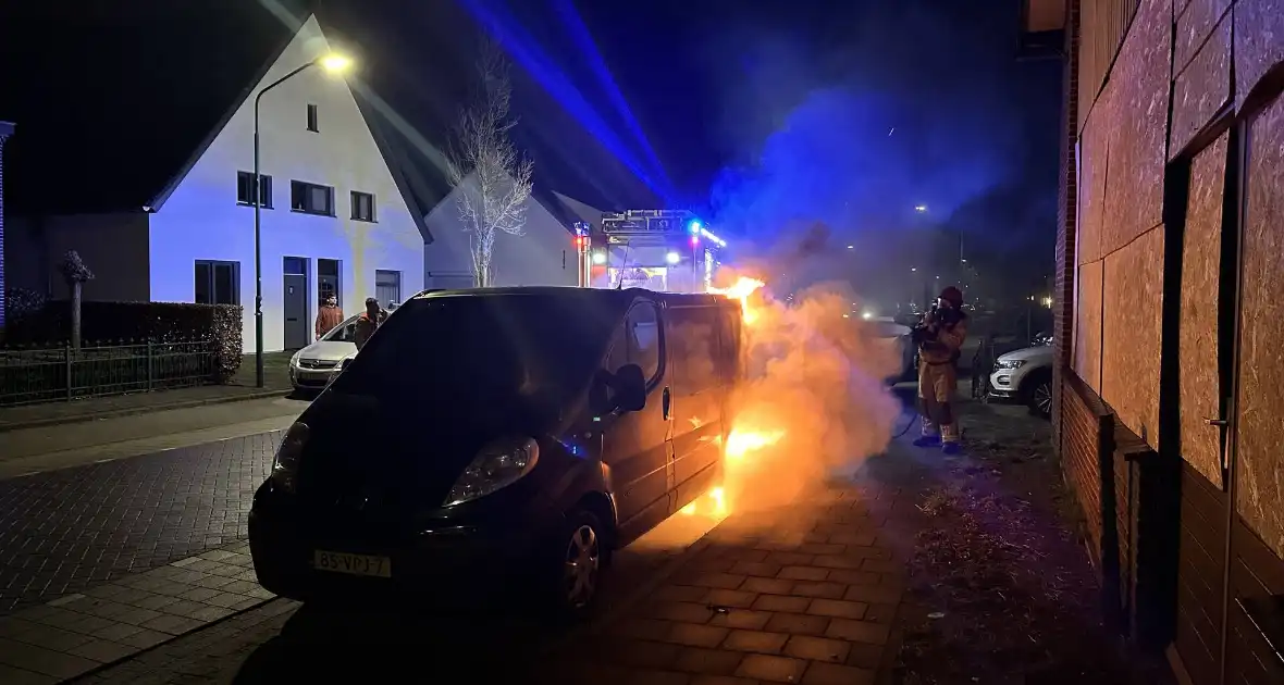 Bestelbus beschadigd door brand