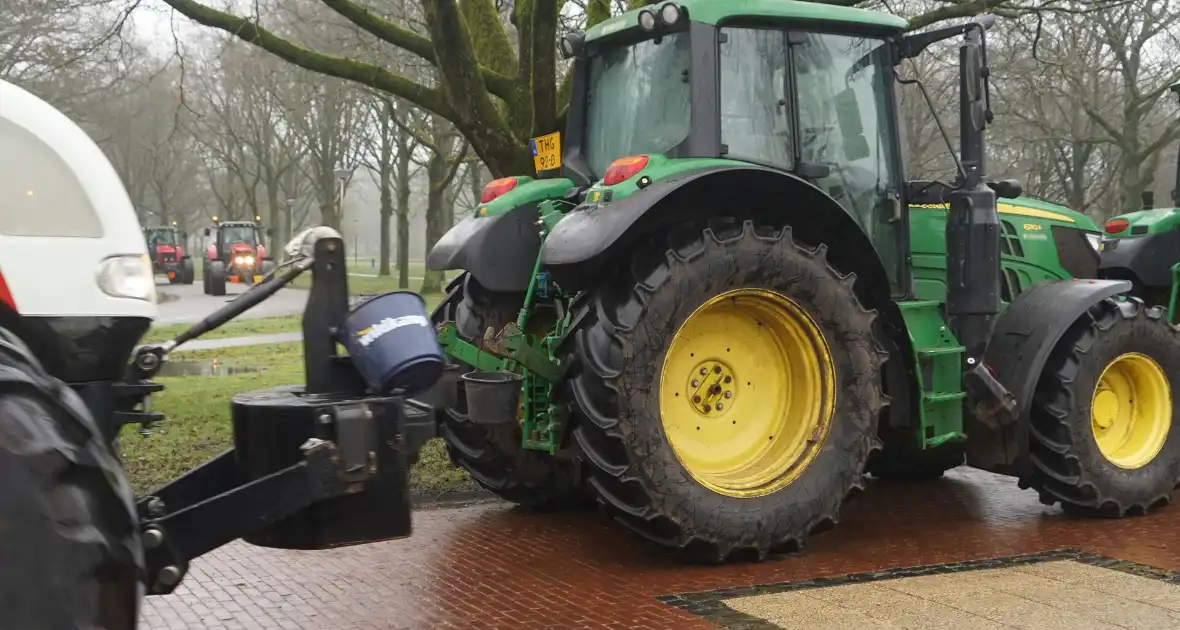 Boerenprotest bij provinciehuis - Foto 1