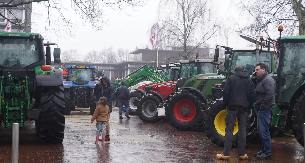 Boerenprotest bij provinciehuis - Foto 2