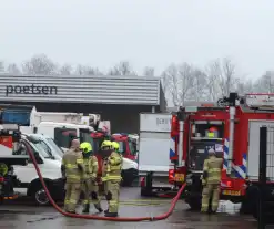 Autobrand in loods van veilingbedrijf