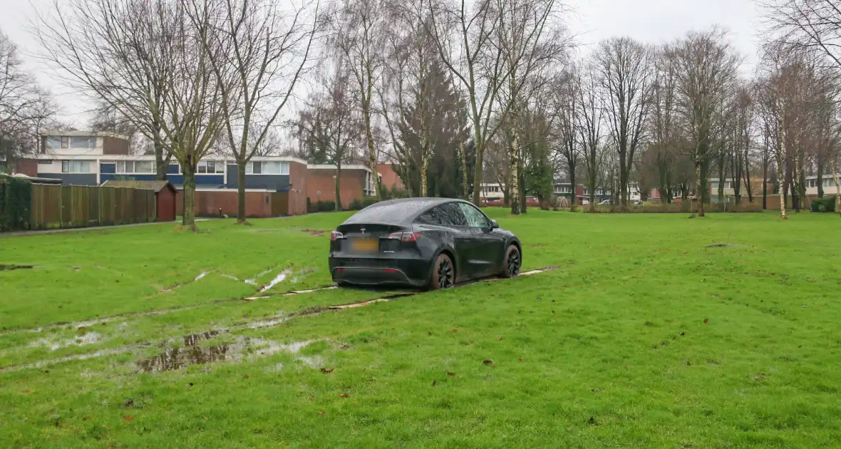 Tesla bestuurster neemt kortste weg naar huis