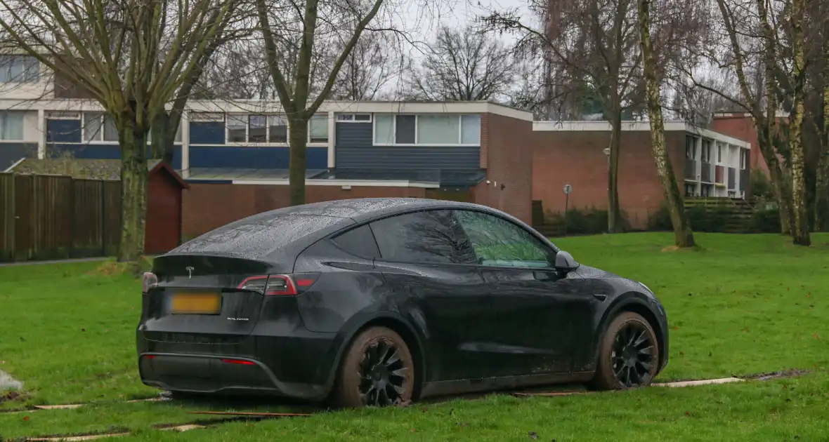 Tesla bestuurster neemt kortste weg naar huis - Foto 1