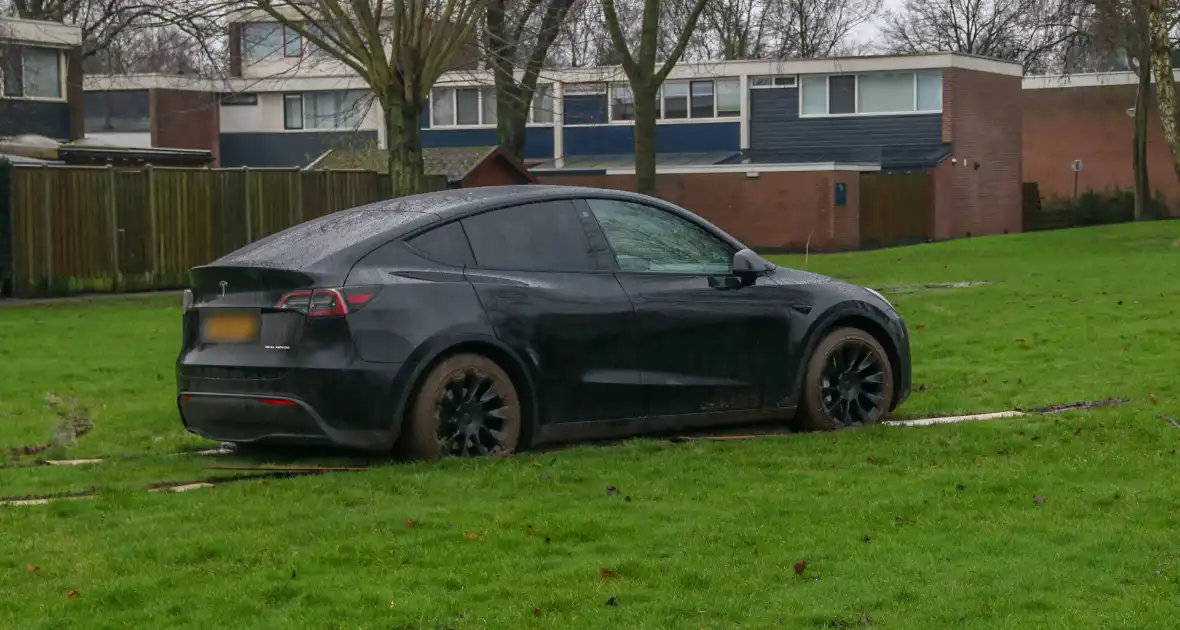 Tesla bestuurster neemt kortste weg naar huis - Foto 2