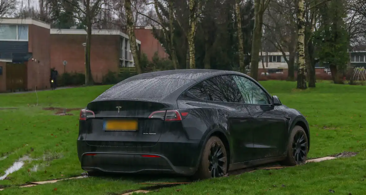 Tesla bestuurster neemt kortste weg naar huis - Foto 3