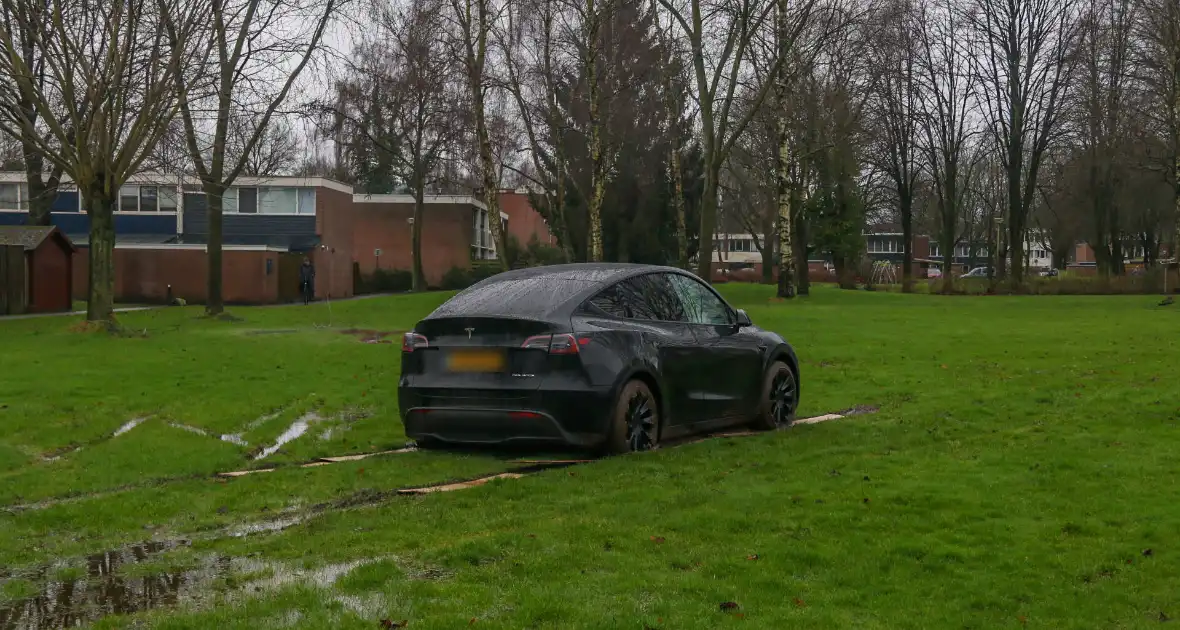 Tesla bestuurster neemt kortste weg naar huis - Foto 4