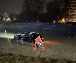 Auto raakt van de weg en rijdt de sloot in