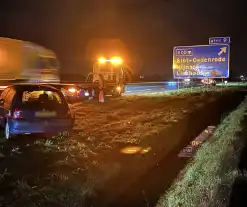 Automobiliste belandt in sloot naast snelweg