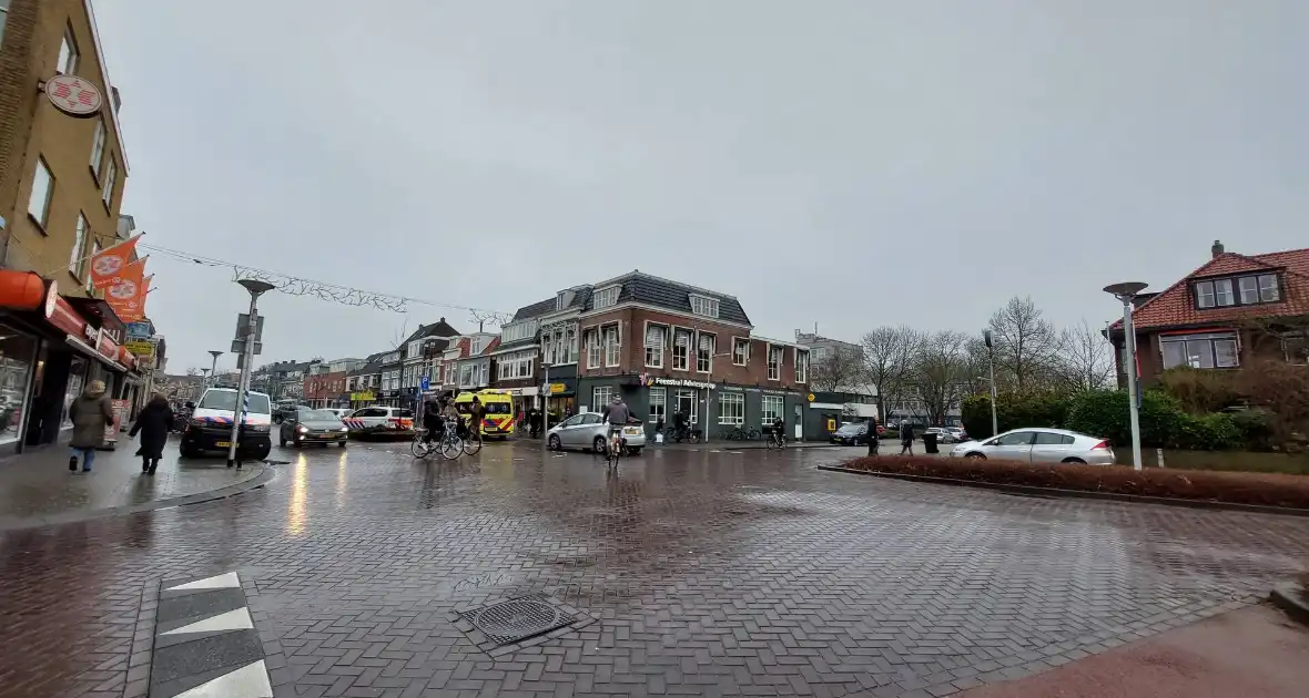 Fietser komt in aanrijding met personenauto - Foto 1