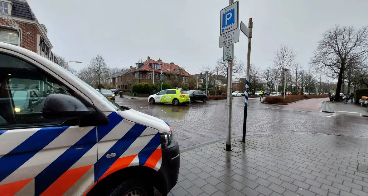 Fietser komt in aanrijding met personenauto - Foto 2