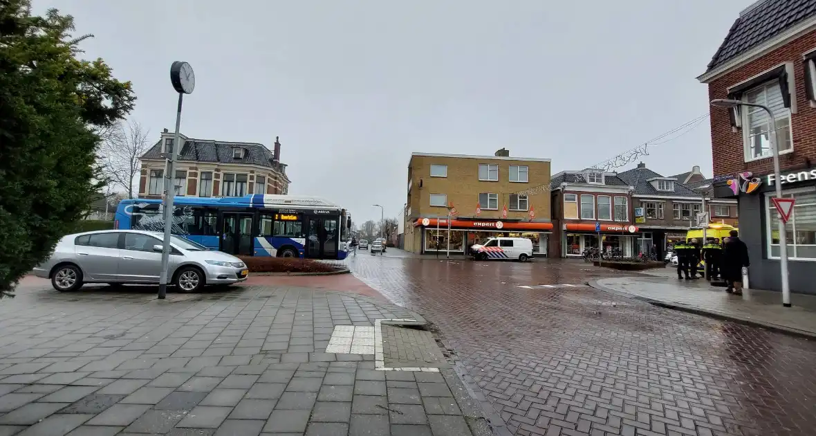 Fietser komt in aanrijding met personenauto - Foto 3