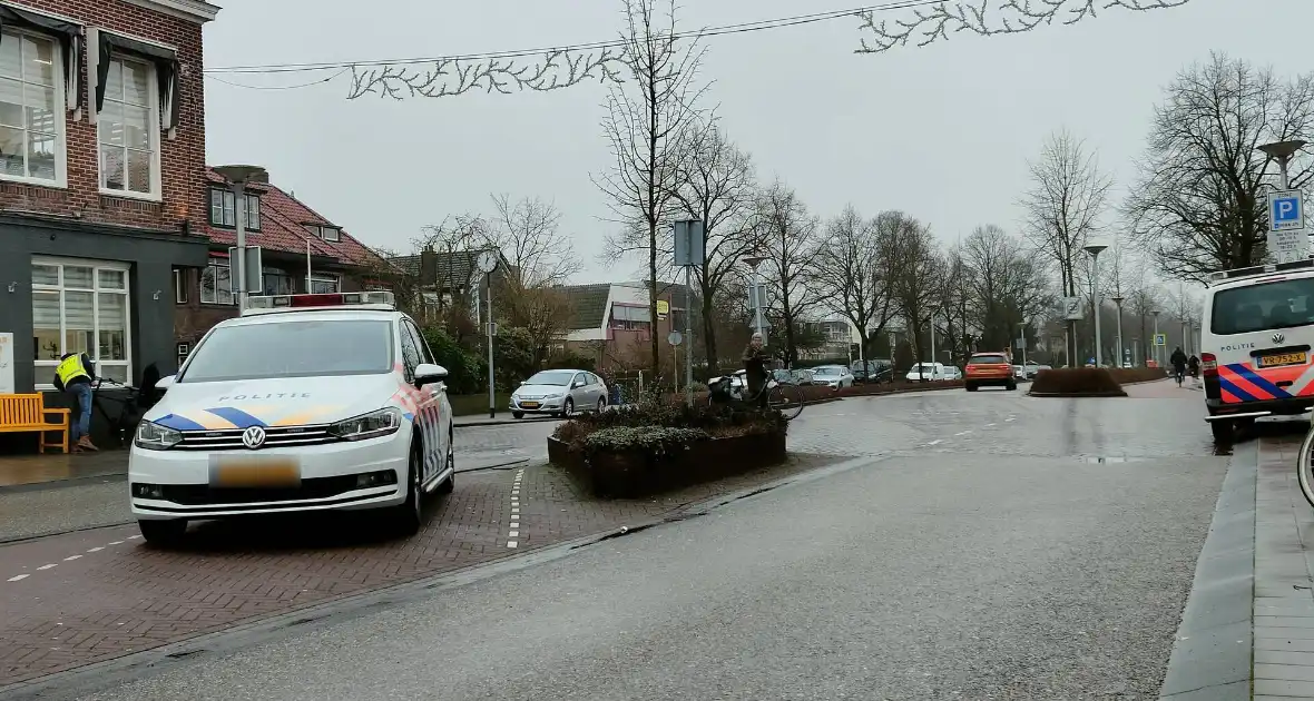 Fietser komt in aanrijding met personenauto - Foto 4