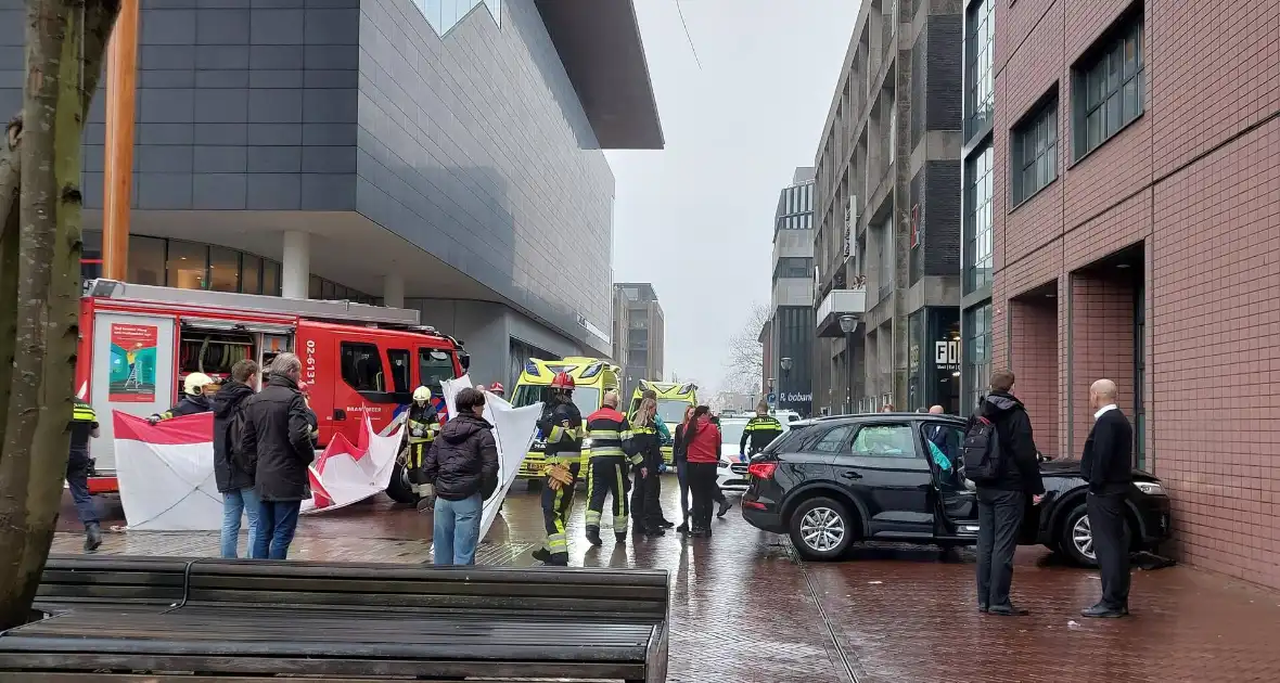 Automobilist botst tegen gerechtsgebouw