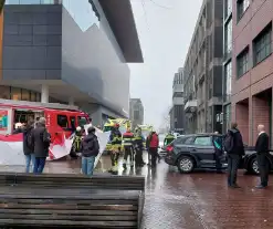 Automobilist botst tegen gerechtsgebouw