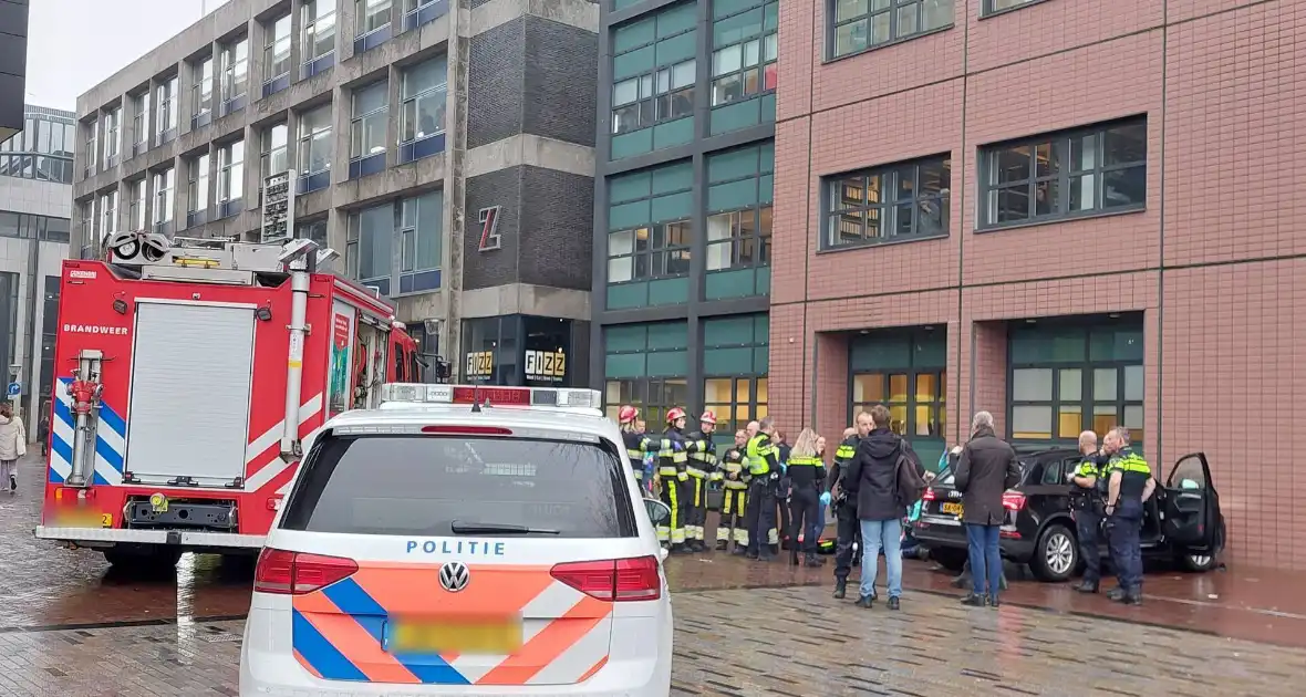 Automobilist botst tegen gerechtsgebouw - Foto 1