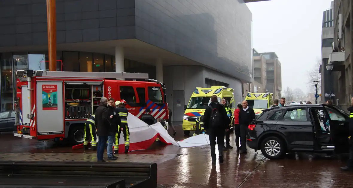 Automobilist botst tegen gerechtsgebouw - Foto 10