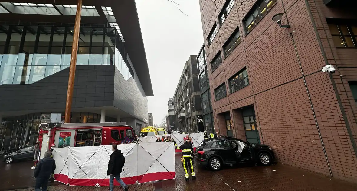 Automobilist botst tegen gerechtsgebouw - Foto 11