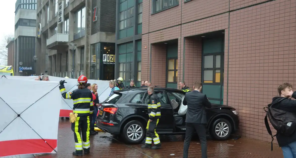 Automobilist botst tegen gerechtsgebouw - Foto 12