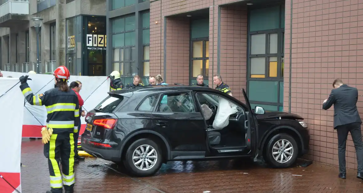 Automobilist botst tegen gerechtsgebouw - Foto 13