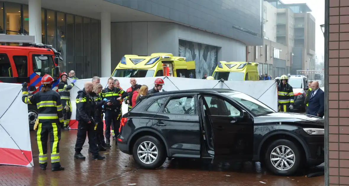 Automobilist botst tegen gerechtsgebouw - Foto 14