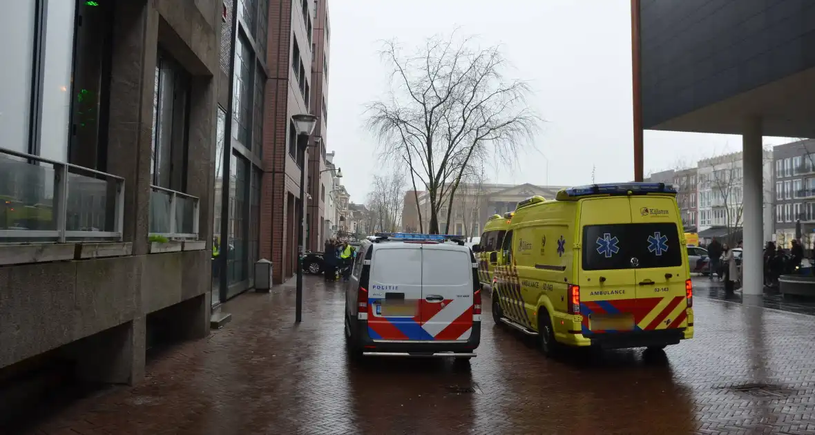 Automobilist botst tegen gerechtsgebouw - Foto 15