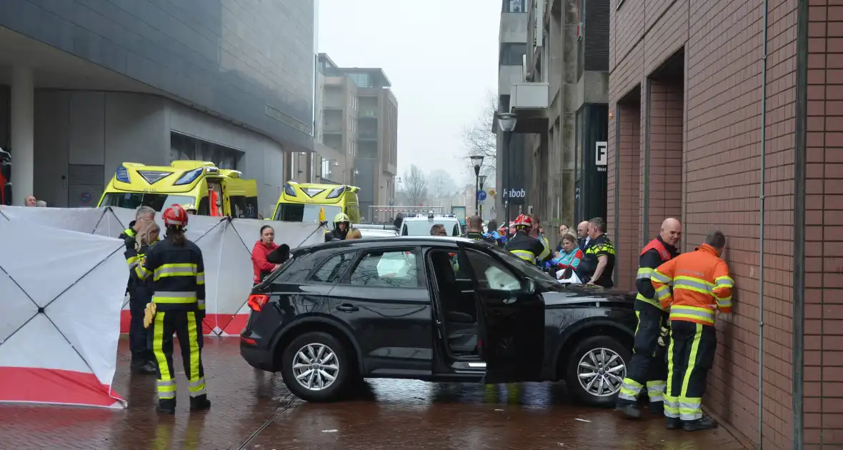 Automobilist botst tegen gerechtsgebouw - Foto 16