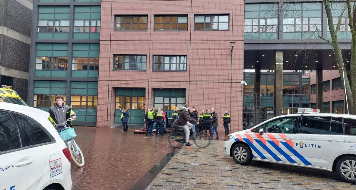 Automobilist botst tegen gerechtsgebouw - Foto 2