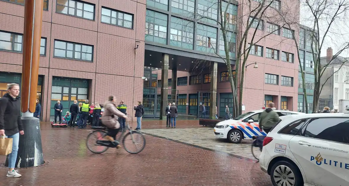 Automobilist botst tegen gerechtsgebouw - Foto 3