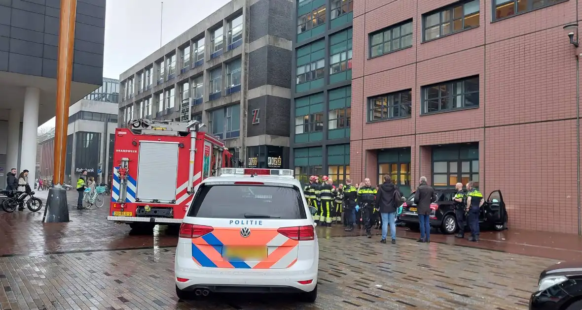 Automobilist botst tegen gerechtsgebouw - Foto 4