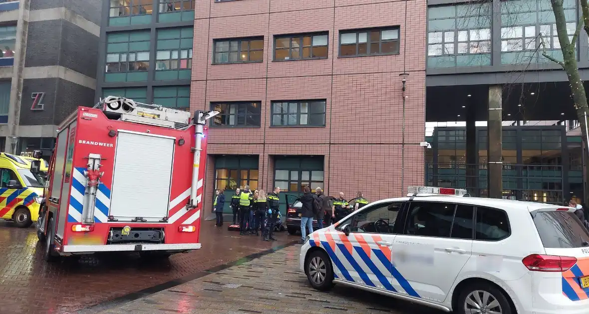 Automobilist botst tegen gerechtsgebouw - Foto 5