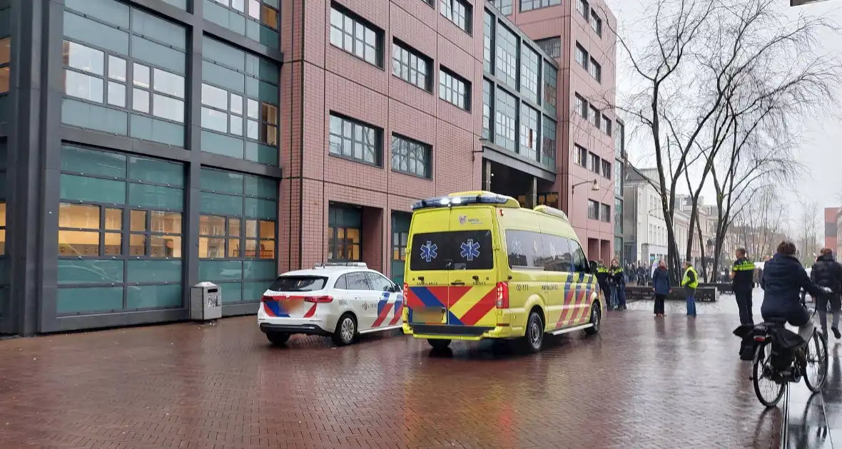 Automobilist botst tegen gerechtsgebouw - Foto 6