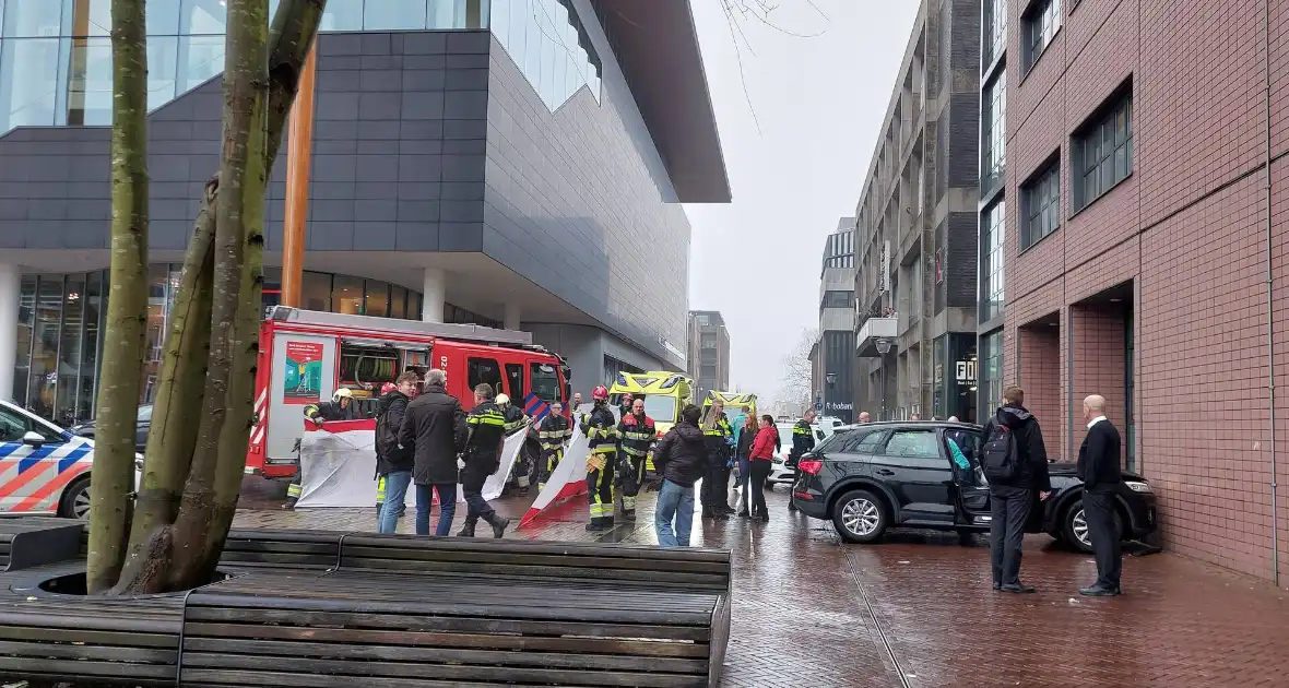 Automobilist botst tegen gerechtsgebouw - Foto 7