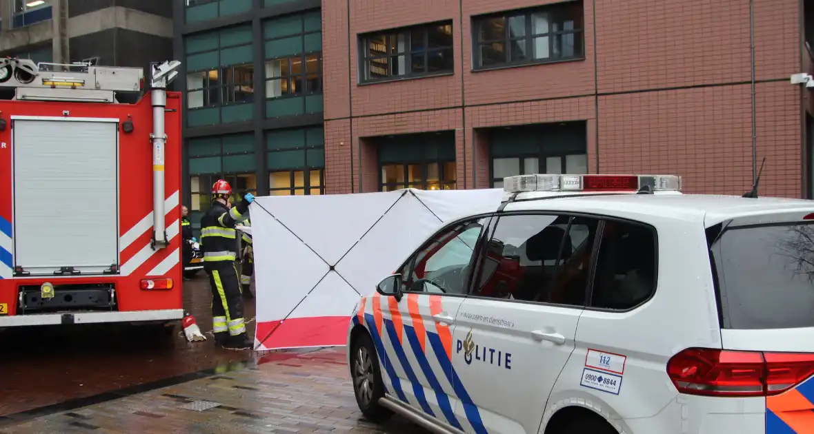 Automobilist botst tegen gerechtsgebouw - Foto 8