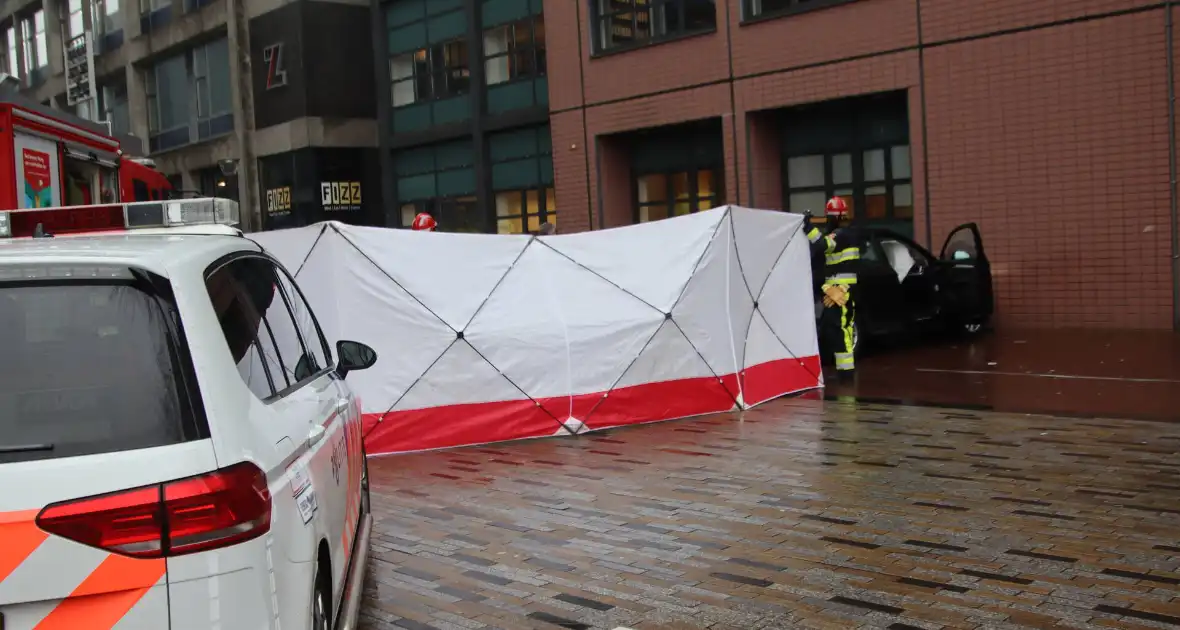 Automobilist botst tegen gerechtsgebouw - Foto 9