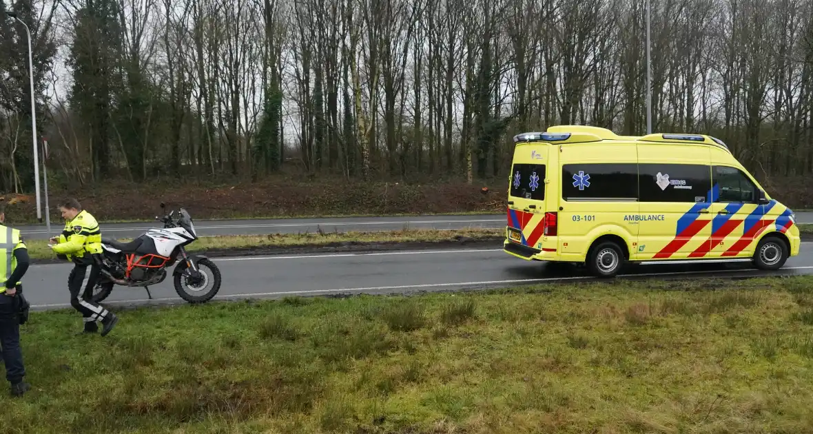 Weg is tijdelijk afgesloten door val van motorrijder