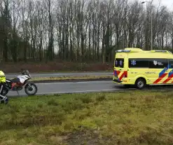 Weg is tijdelijk afgesloten door val van motorrijder