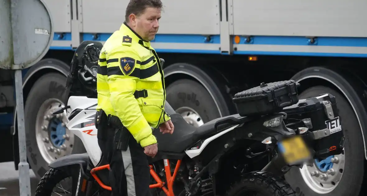 Weg is tijdelijk afgesloten door val van motorrijder - Foto 1