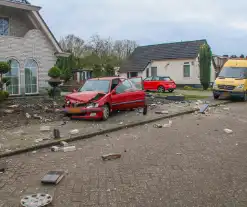 Ravage nadat auto door stenen muur rijdt