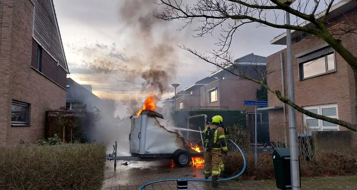 Aanhanger volledig in lichterlaaie